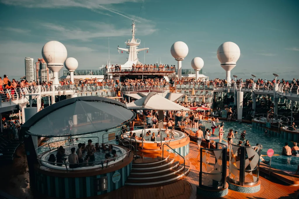 Turistas en la cubierta de un crucero disfrutando del viaje por el mar