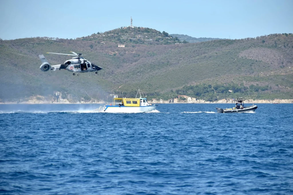 Helicóptero de rescate sobrevolando el mar, evacuación médica desde crucero