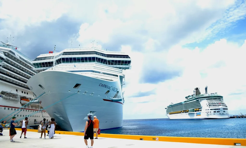 Pasajeros de crucero desembarcando en un puerto de escala durante su travesía