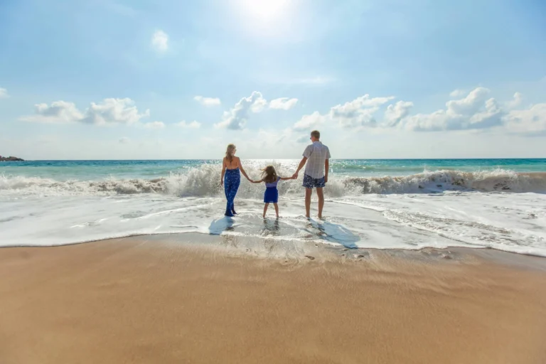 Familia en la playa simbolizando la seguridad que da contratar un seguro de vida