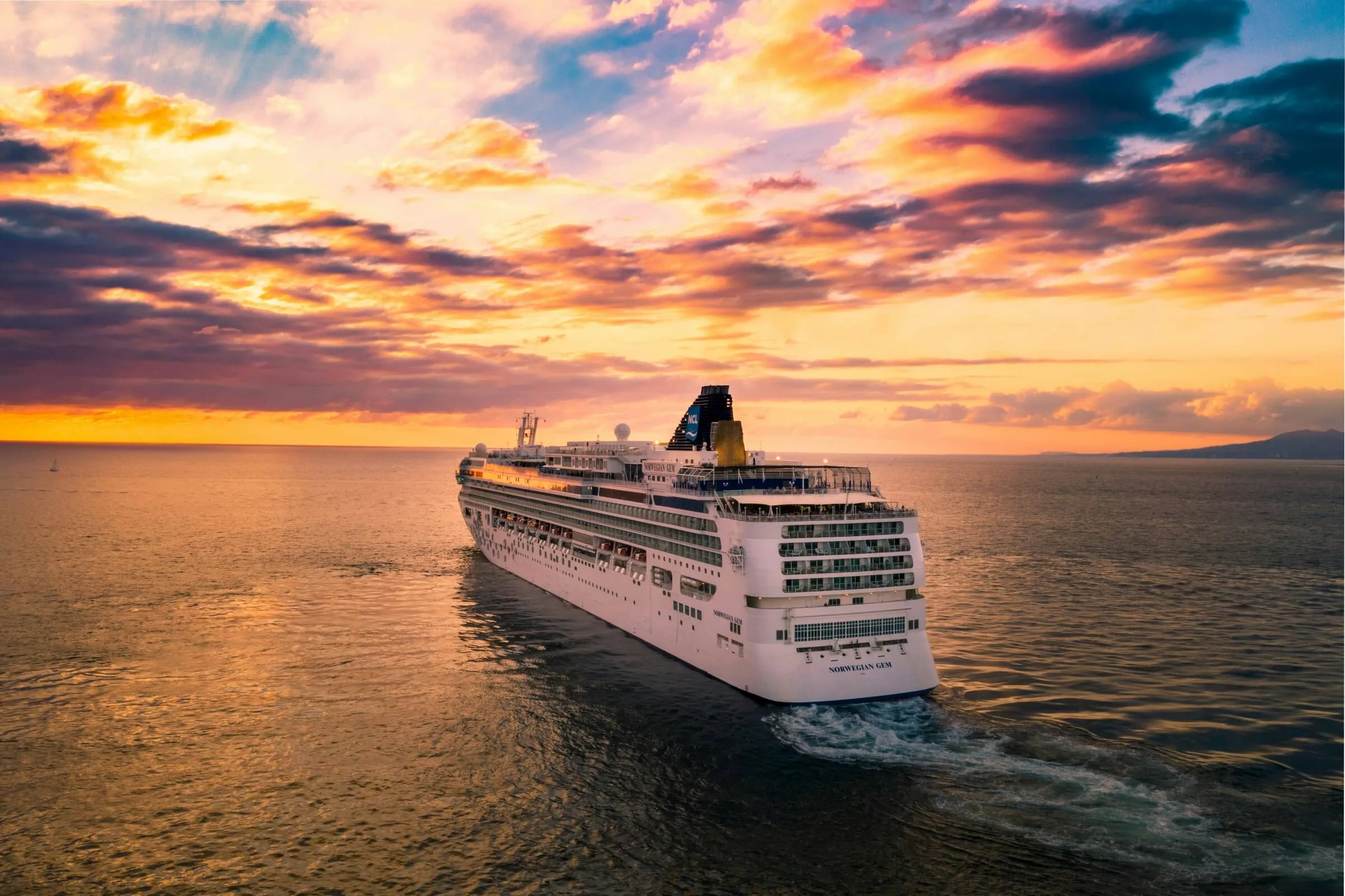 Crucero navegando por el mar con seguro de viaje específico para cruceros