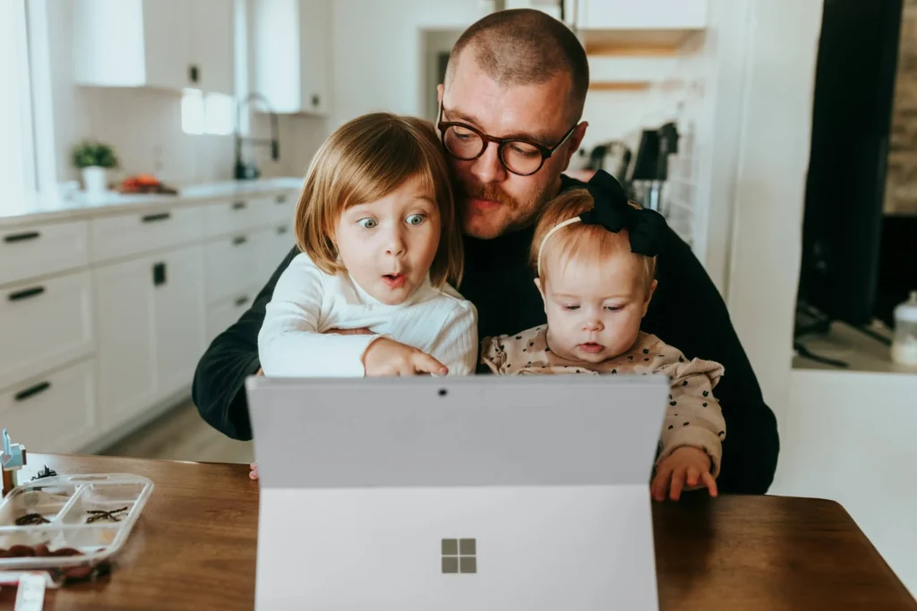 Familia revisando la documentación del seguro de viaje y la reserva del vuelo