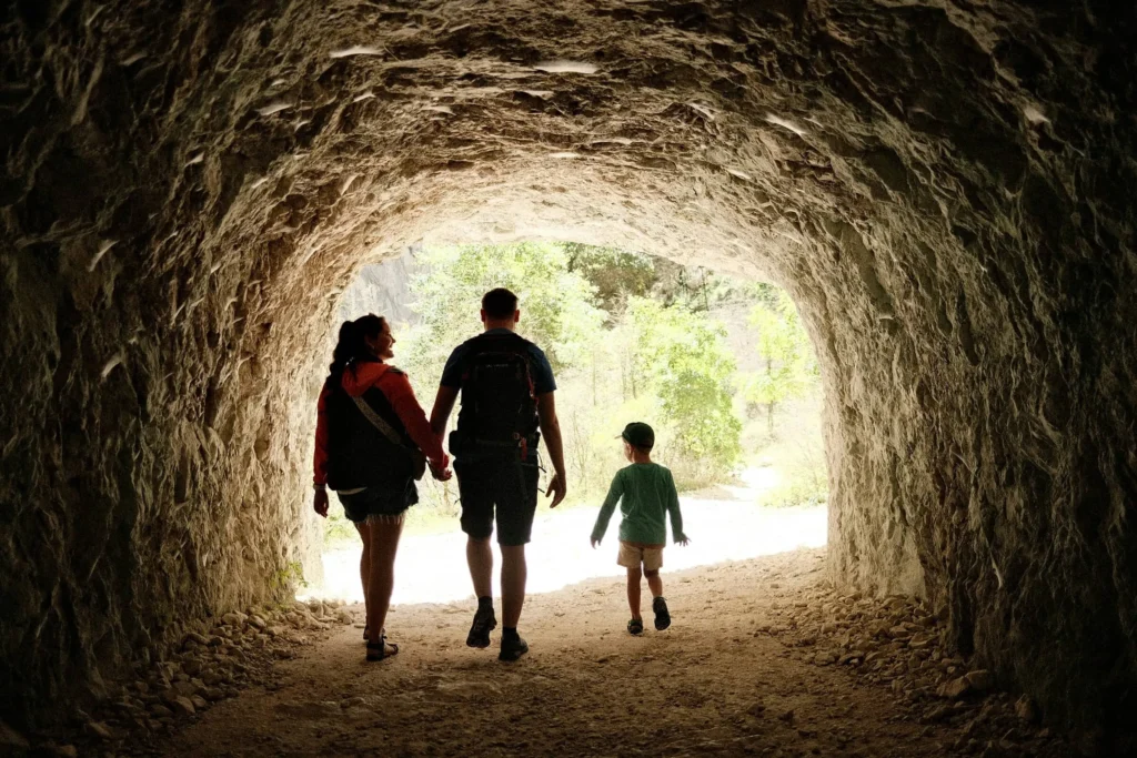 Familia con niños en la montaña disfrutando de sus vacaciones de verano