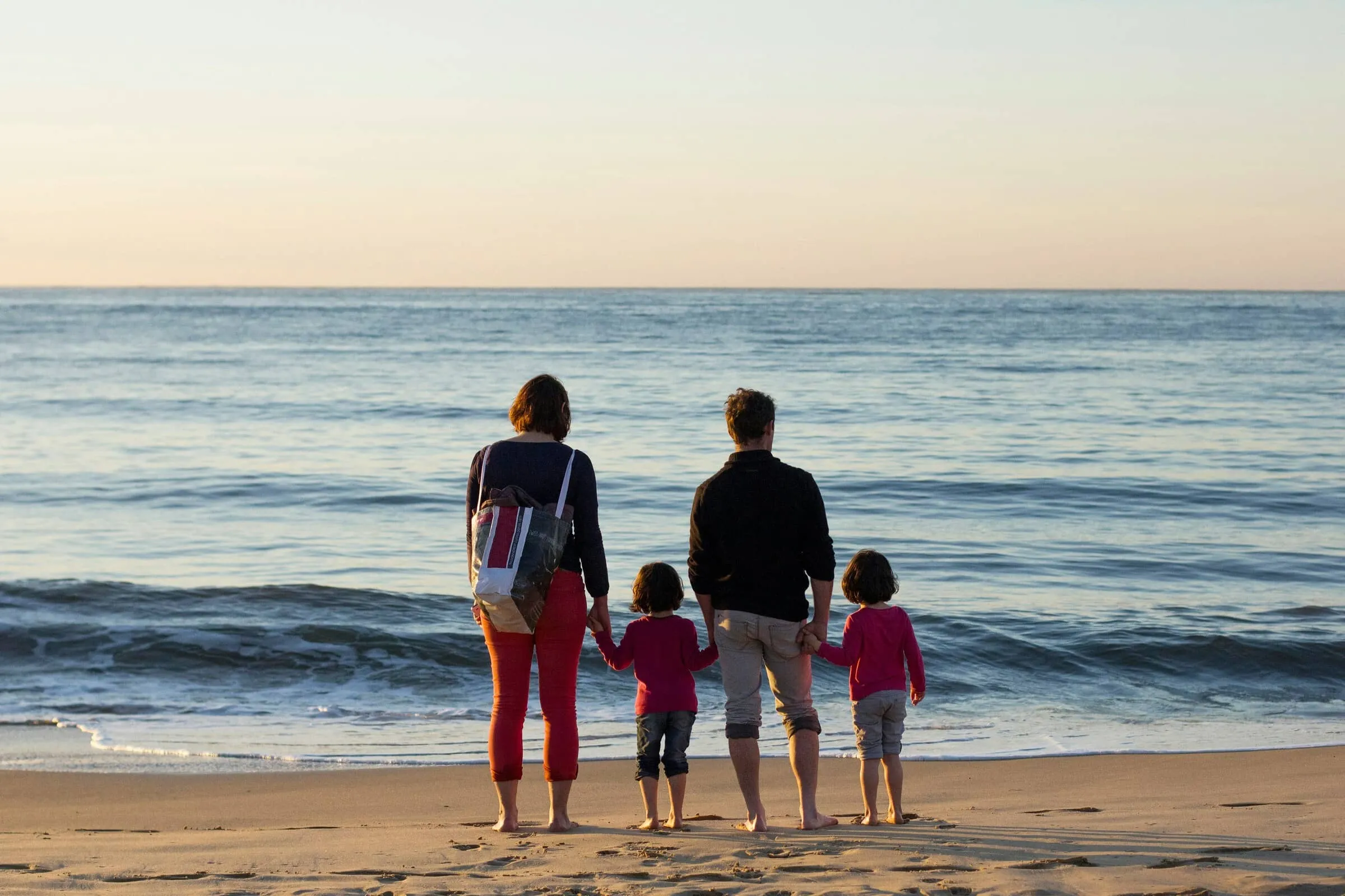 Familia con niños en la playa disfrutando de sus vacaciones de verano