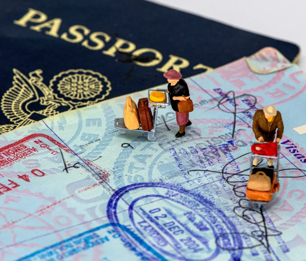 Documentación de viaje organizada con seguro, pasaporte y lista de medicamentos