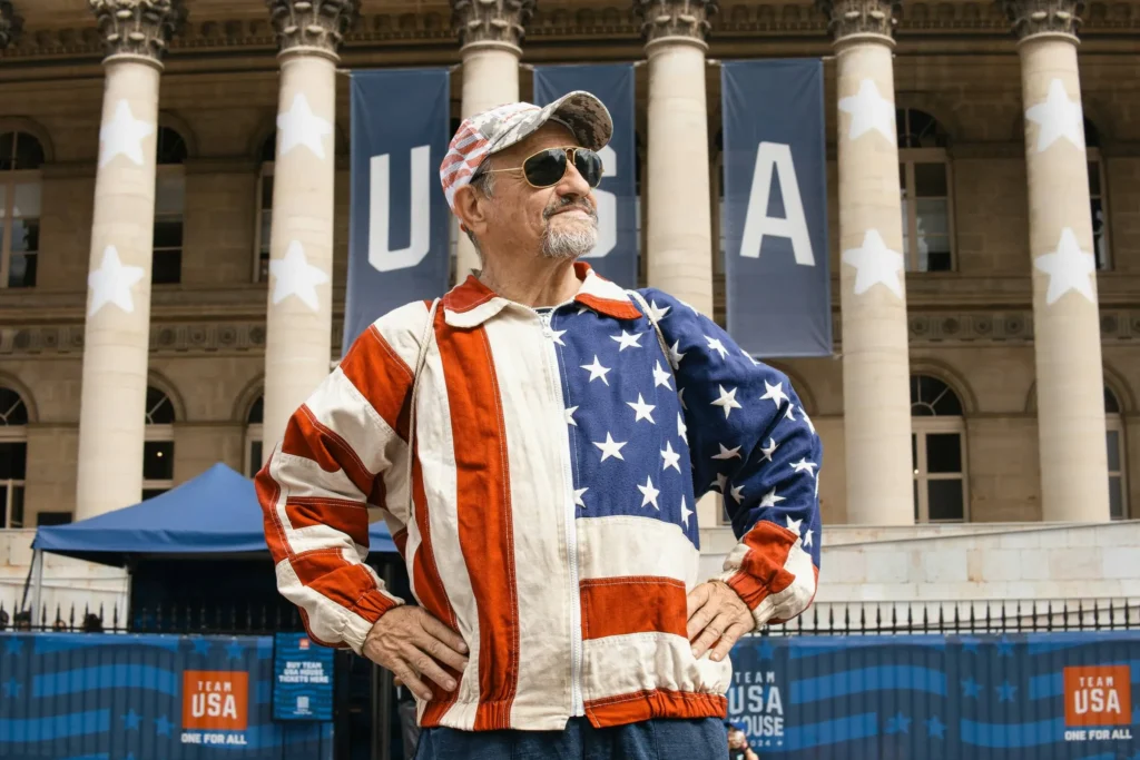 Turistas mayores visitando un monumento en Estados Unidos con seguro de viaje completo