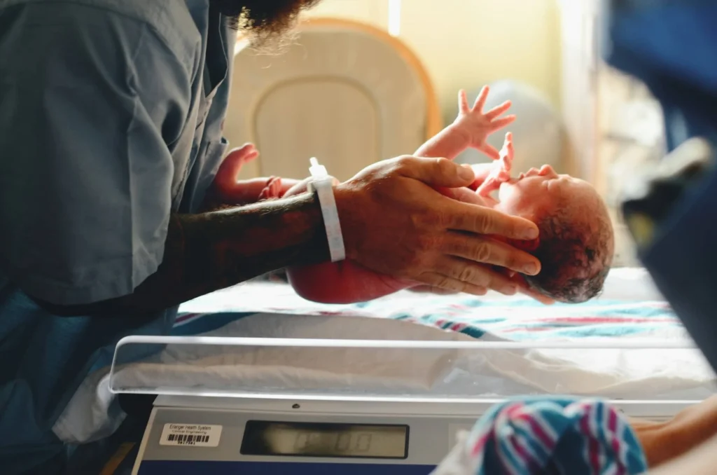 Recién nacido en UCI neonatal — cobertura que deben incluir los seguros de viaje para embarazadas