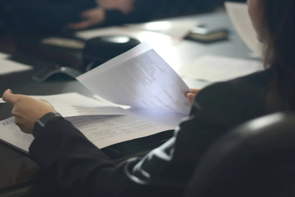 Persona revisando la documentación de solicitud de visado para evitar errores