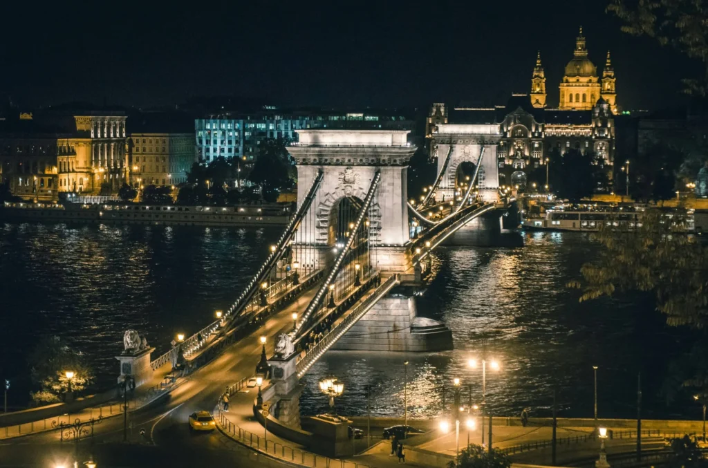 Turista visitando una ciudad europea con visado Schengen y seguro de viaje contratado
