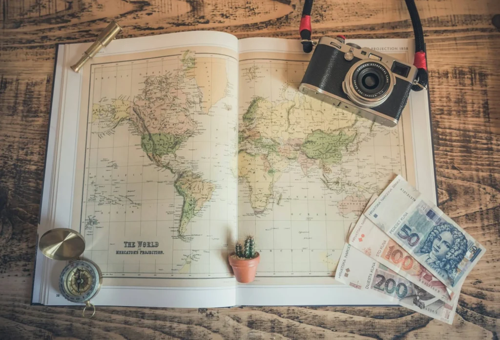 Viajero calculando el presupuesto de su seguro de viaje antes de contratar